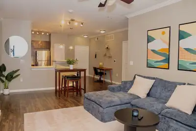 Image de King Bed • Adorable 2-bedroom Apartment • Vibrant Dallas