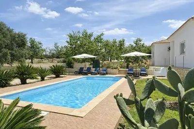Image de Villa avec Piscine Privée dans l'arriere Pays à 25 mn des plages