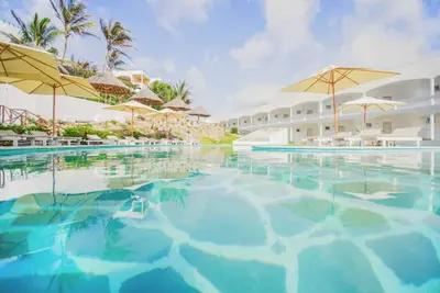 Image de 3 Tranquil Beach Escape with Outdoor Pool, Veranda & Walk to Local Attractions