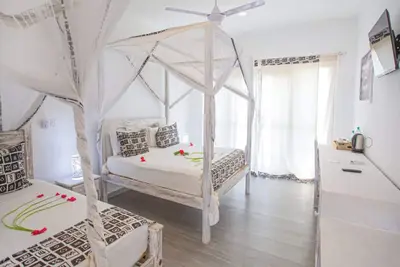 Image de 3 Oceanview Coastal Cabins with Pool, Balcony & Short Walk to Beaches & Cafés