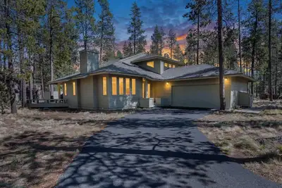 Image de Sunriver Retreat: Private Sauna, Hot Tub, 8 Sharc Passes & Near Center