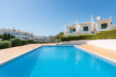 Image de Casa Moderna T2 c/Piscina na Galé by LovelyStay