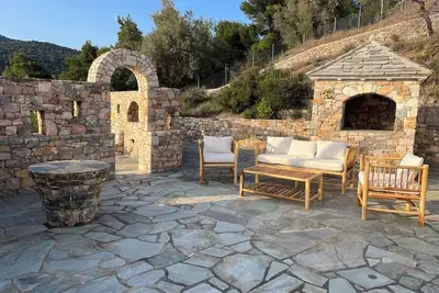 Image de spacious luxury villa with hot tub and path to beach