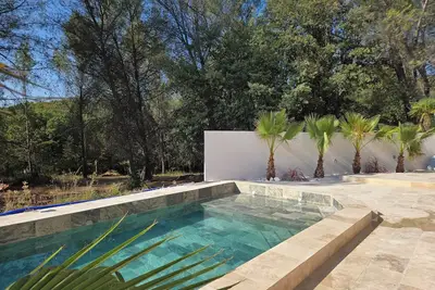 Image de Haut de villa avec piscine privée au milieu des pins