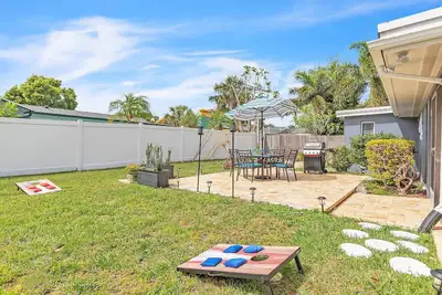 Image de 5 min. to Beach! Quiet Area! Private Backyard!