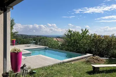 Image de Rez-de-villa avec vue panoramique et piscine