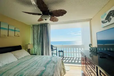 Image de Beachfront Ocean View Condo. Ideal for 90 Day Stays Military Pcs, Remote Work