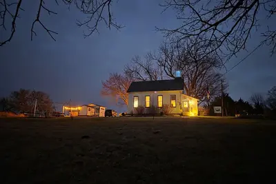 Image de Historic Schoolhouse + Bus Stay + Private Hot Tub