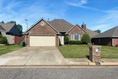 2-Story Central Edmond Home - 4 bed 2. 5 bath