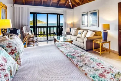 Oceanfront Sapphire – Water Views, Sleeps 6, Beach