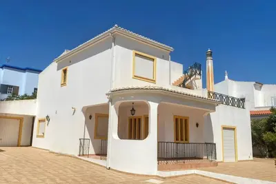 Image de Exclusive 4 bedroom+ 3 bath Quelfes villa with panoramic ocean & mountain views.