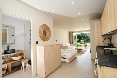 Image de 810 Cozy 1-Bedroom Garden Apartment – Steps from the Beach in Saint Martin