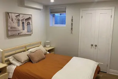Image de Executive 1250sqft Legal Suite - Modern, Furnished & Private in Meadowlands
