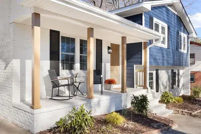 Image de North Hills Area 4br + Basement Suite + Fire Pit