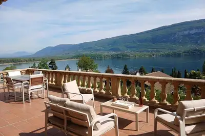 Image de \"Casa Frangi\" \nVue féérique sur le lac du Bourget, plage à pied