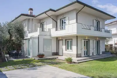 Image de Belle maison de vacances privée avec piscine privée, climatisation et patio