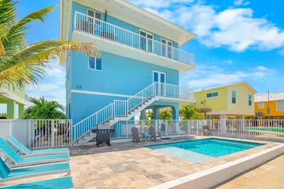 Ocean Views, Pool, 45’ Dock, Kayaks & 3 Suites