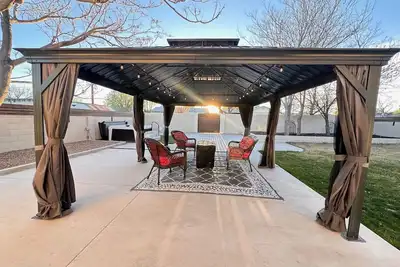 Image de Clean & comfy stay! Hot tub nights included!