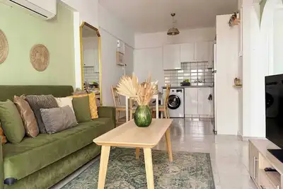 Image de Coastal 2br Apt in Mackenzie Steps from Beach