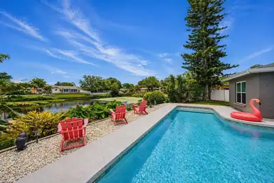 Image de Lakefront Pool House | 4br Bike to Beach