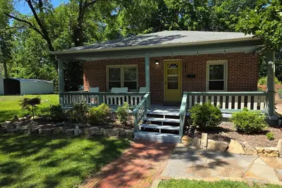 Image de Retro Retreat, charming 3-bedroom house with Ac in welcoming Lawrence