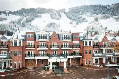 Image de 3 Bedroom 3 Full Bathroom Luxury Residence in Aspen Co.