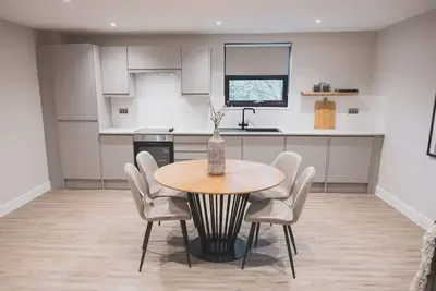 Image de Fully Furnished Town Centre 3 Bed Apartments for Contractors + Parking
