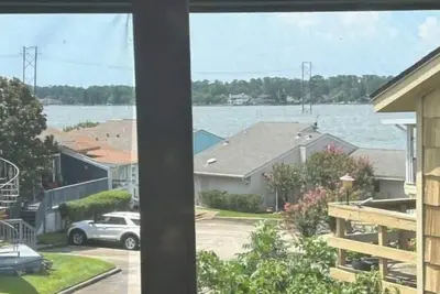 Image de Beautiful Lakeview Home — 3 Bed / 3 Bath — Smoke-Free