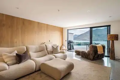 Image de Solara Apt, Luxury 2br, Free Parking, Bbq & Views!