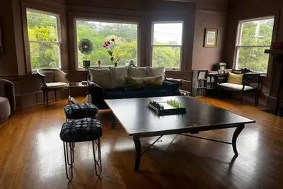 Image de Spacious 5-bedroom home in Outer Richmond with jacuzzi and dual decks.