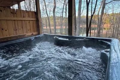 Image de Tucked Away: Waterfront, Hot Tub, Pickleball, 9 Guests, High End Kitchen & Baths