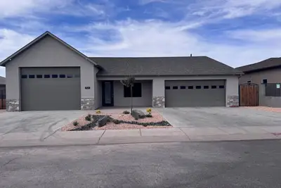 Image de Spacious 4-bedroom house in charming Page with Indoor boat parking!