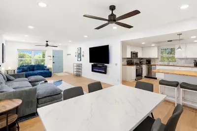 Image de 12 Min to Beach • Sleeps 8 • Workspace • Full Crib • Private Fenced Yard