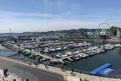 Image de Harbour Lights Apartment, a coastal retreat set on Torquay's vibrant marina