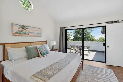 Image de Sunlit Coastal Escape with Ocean Views