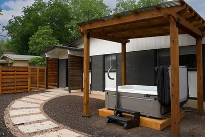 Image de The Juniper - Renovated, Cozy North Loop Home w/ Hot Tub