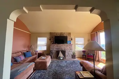 Image de Three Bridge Bayview Bungalow in charming Kensington perfect for relaxing stays
