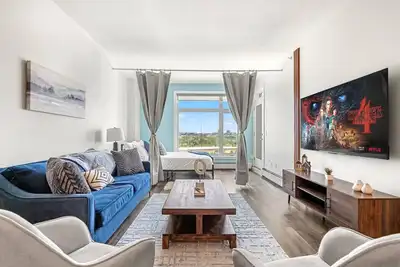 Image de Luxe Downtown Condo Penthouse W/ 2 Free Parking!