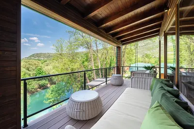 Image de Oria River View Apartment w/ Shared Pool & Sauna