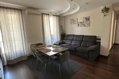 Image de Sagrada Familia flat for 9 pple!