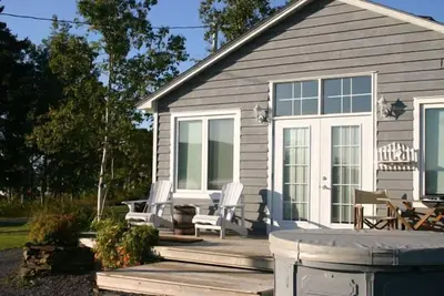Image de Coastal Cottage Overlooking Baddeck Bay