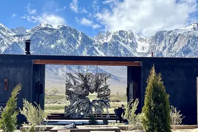 Image de Luxury Design Rental with Breathtaking Mountain Views in Lone Pine, California
