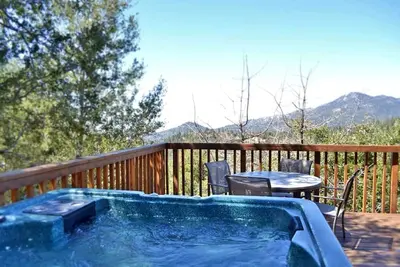 Image de Mountain View Cabin with Private Hot Tub in Idyllwild, California