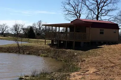 Image de Rustic Cabin Rental with a Fishing Pond in Allen, Oklahoma