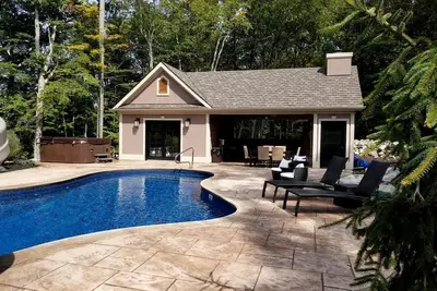 Image de Glamorous Cottage Rental with Outdoor Lounge and Pool on 40 Acres in Pine Bush, New York