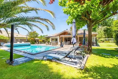 Image de Villa de standing, piscine, écrin de sérénité avec plage à 5 min en vélo, golf.