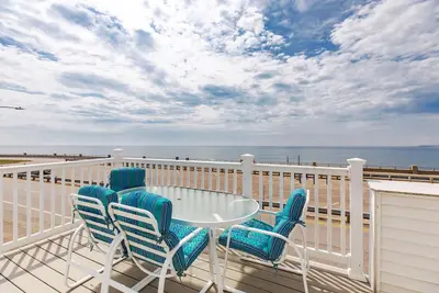Image de Oceanfront Apartment w/ 2 Bedroom + den & pool access