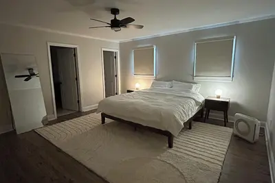 Image de 5-star Retreat in Smyrna, Ga - 4 Bed 2. 5 Baths with Sauna and Hot Tub