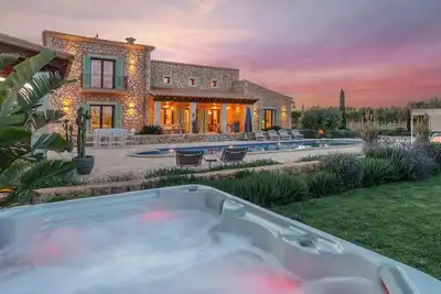 Image de A stunning estate with a sauna, hot tub, and pool in the southeast