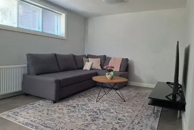 Bright & cozy basement apartment • Free parking
